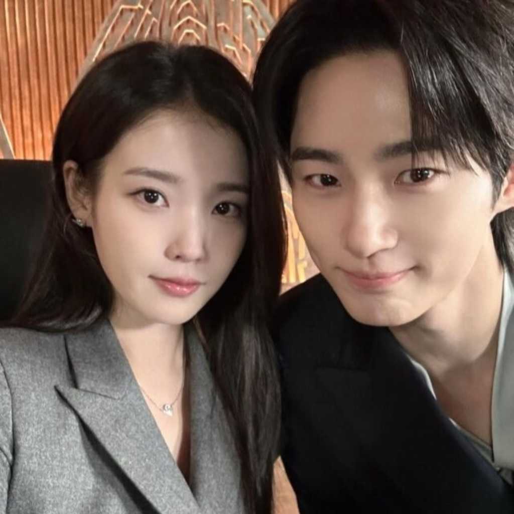 IU、ビョン・ウソクとキス直前!?「21世紀の大君夫人」のビハインドショットを公開