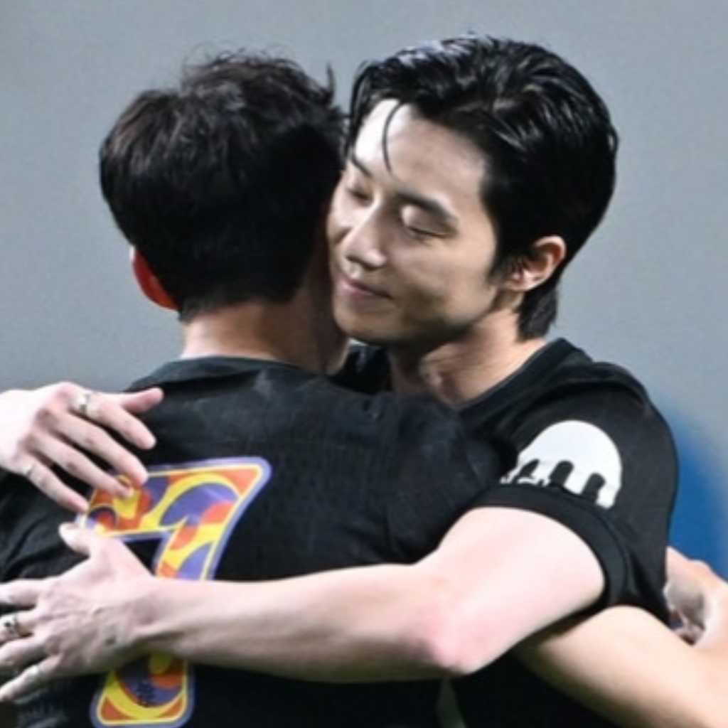 【PHOTO】パク・ソジュン、キックインセレモニーに登場…親友ソン・フンミンと熱い抱擁も