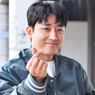 【PHOTO】ソン・ホジュン、日本ファンミーティングのため出国…爽やかな指ハート