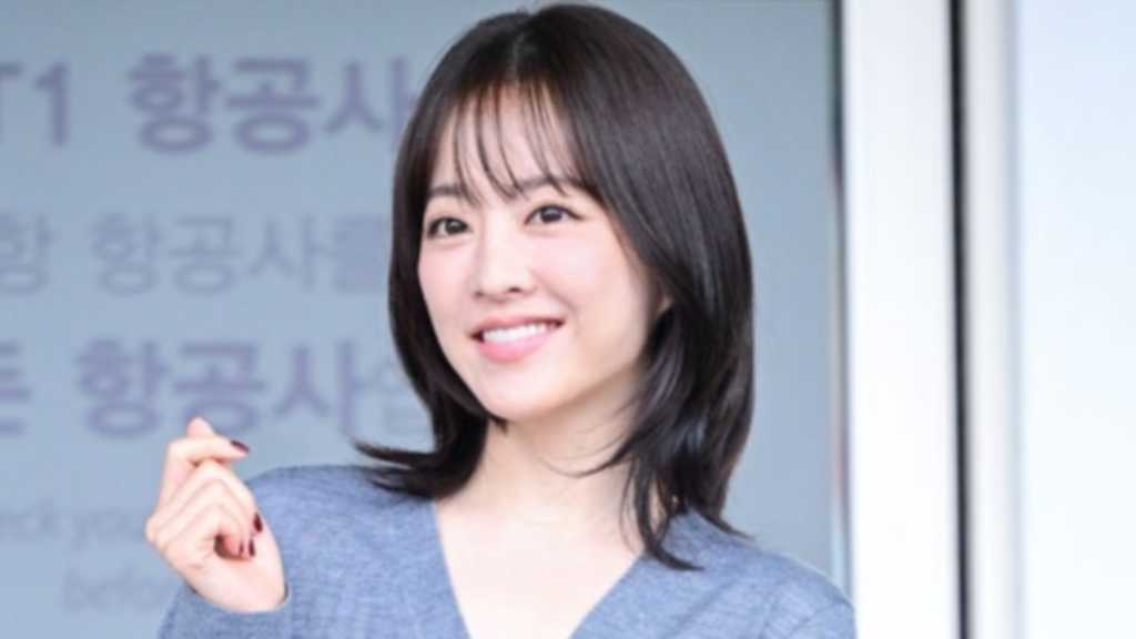 【PHOTO】パク・ボヨン、海外スケジュールのため出国…キュートな笑顔