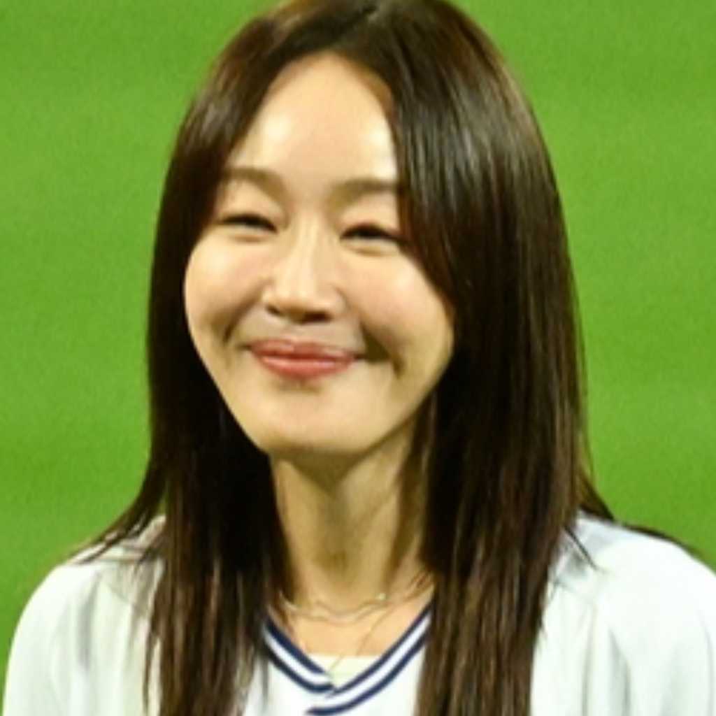 【PHOTO】オム・ジウォン、始球式に登場…美しいユニフォーム姿