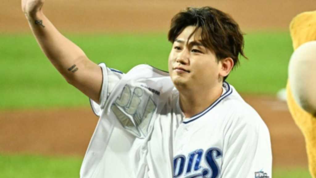 【PHOTO】Woody、始球式に登場…豪快な投球フォームを披露