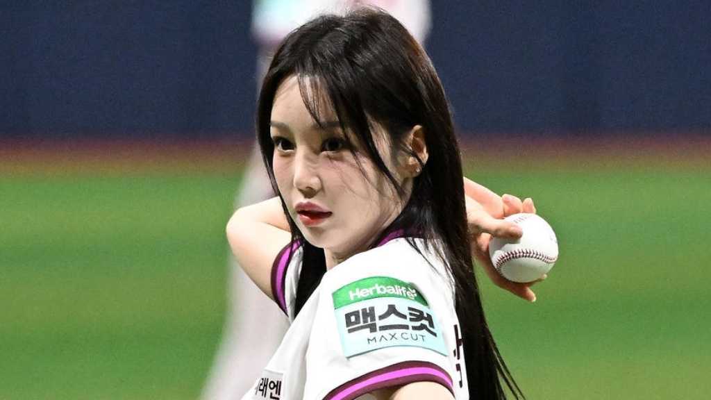 【PHOTO】ナム・ギュリ、始球式に登場…美しいユニフォーム姿