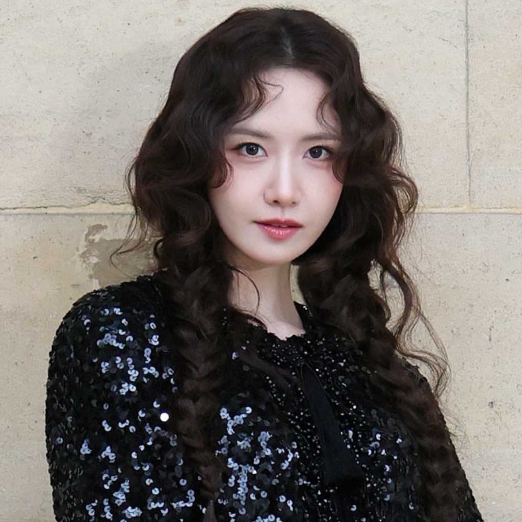少女時代 ユナ、パリで行われた「ヴァレンティノ」のファッションショーに！数々のセレブリティーと共に登場