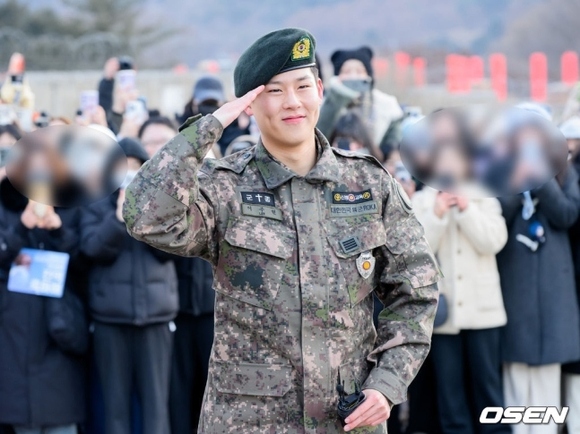 Monsta x ジュホン ダウンジャケット MONSTA X モネク ジュホン ダウン