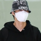 【PHOTO】パク・ソジュン、映画「マーベルズ」撮影のためアメリカへ出国…ラフなファッション