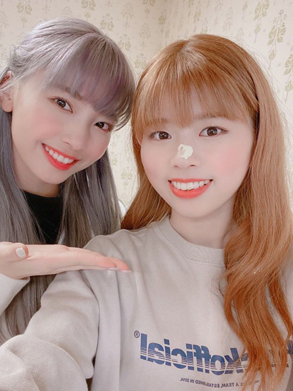 NiziU マユカ、メンバーとの仲睦まじい写真を公開「リクの鼻にクリーム