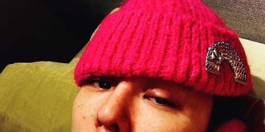 BIGBANGのG-DRAGON、パリでの近況を公開…ユニークなファッション - Kstyle