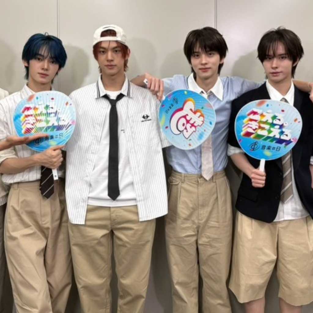 TWS「音楽の日2026」爽やかな制服姿でのパフォーマンスに反響!負傷中のメンバーに応援の声も
