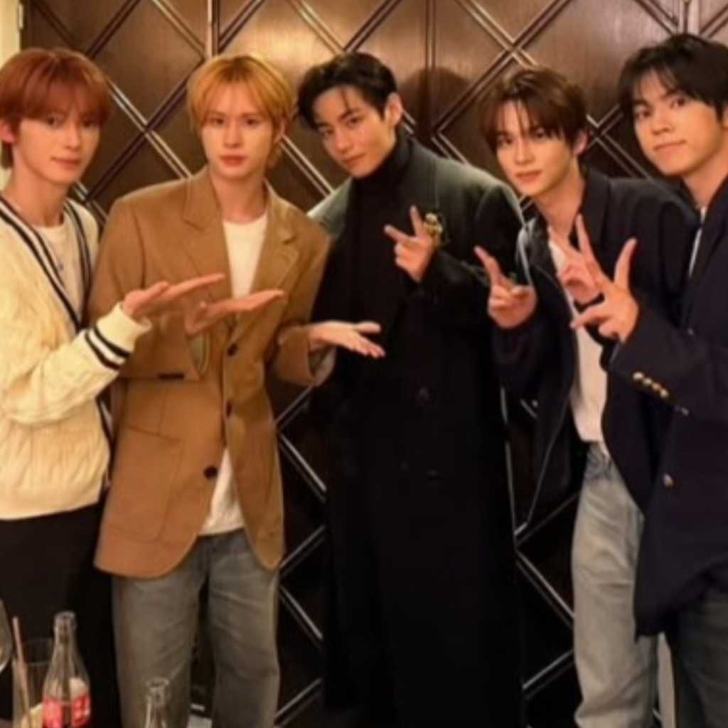 BTSのV、後輩TWSと対面！記念ショットが話題…抜群のビジュアルに反響