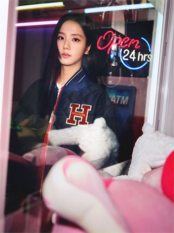 BLACKPINK ジス、洗練された雰囲気に！「トミー ヒルフィガー