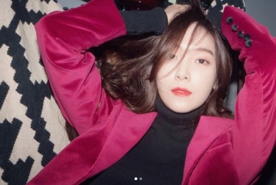 ジェシカ ファッショニスタらしい近況写真を公開 ベルベットジャケットの完璧な着こなし Kstyle