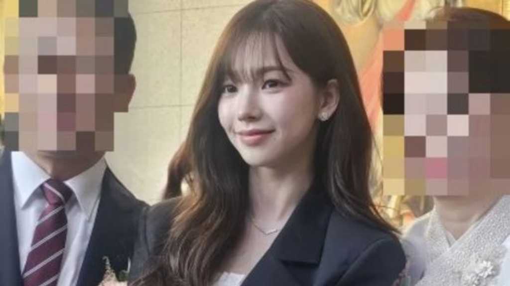 aespaのKARINA、実姉の結婚式に参列…清楚なスーツ姿に注目