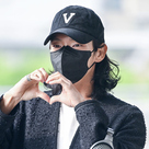 【PHOTO】イ・ジュンギ、4年ぶりの日本ファンミーティングのため出国…ファンに神対応（動画あり）