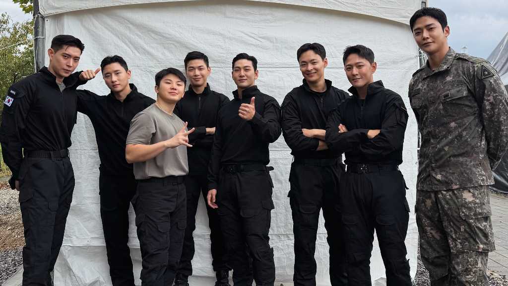 キム・ヨンデからiKON ドンヒョク、ロウンまで…入隊中のスターたちが集結！記念ショット＆動画が話題