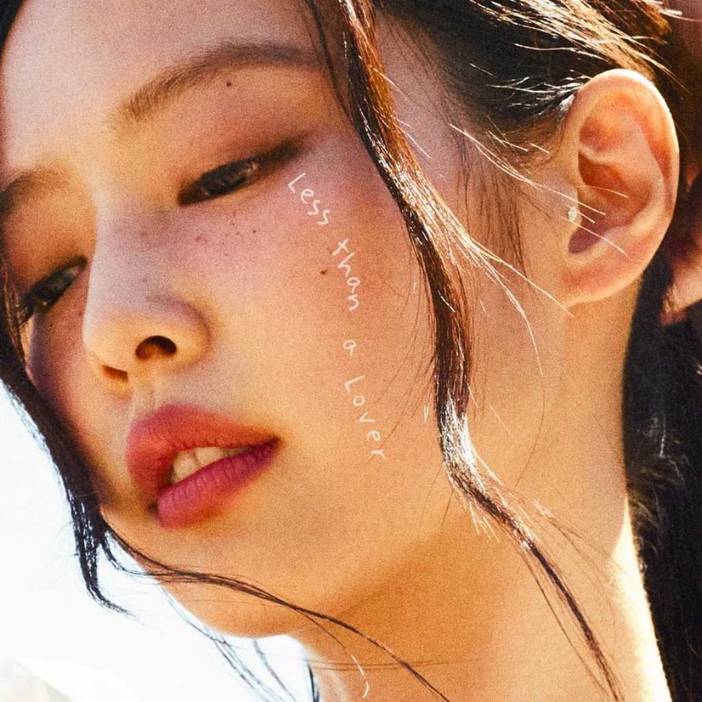 BLACKPINK ジェニー、謎の男性の正体が明らかに!手をつないで甘い雰囲気…新曲「Less than a Lover」MV予告映像を公開