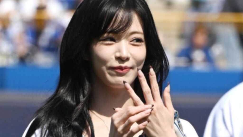 【PHOTO】fromis_9 イ・チェヨン、始球式に登場…爽やかなユニフォーム姿