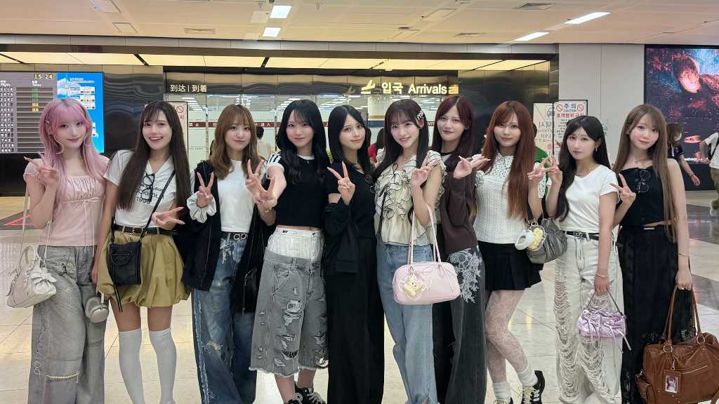 ＝LOVE、明日の「人気歌謡」出演のため韓国へ！金浦空港での記念ショット公開…早くもSNSで大きな話題に