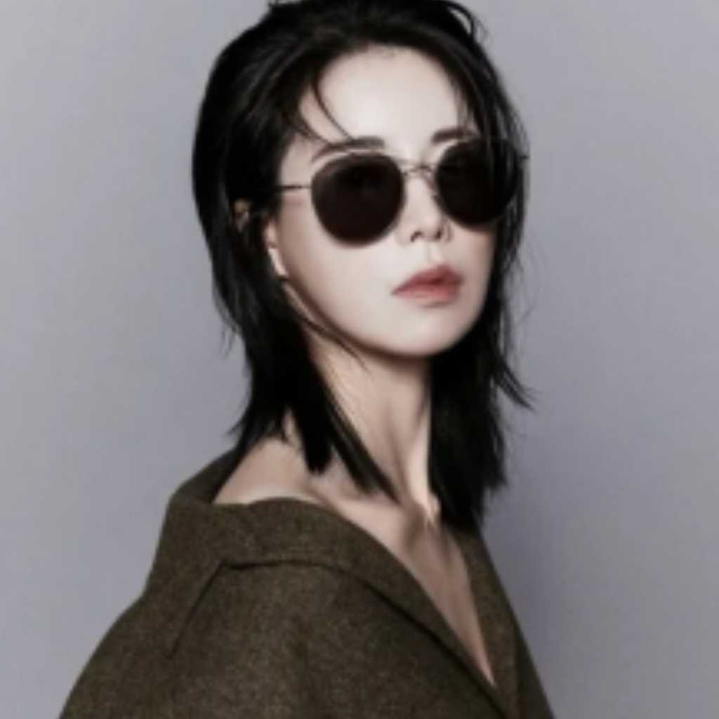 イム・ジヨン、肩のラインを露出したグラビア公開…サングラスで仕上げた“歴代クラスのセクシーな魅力”