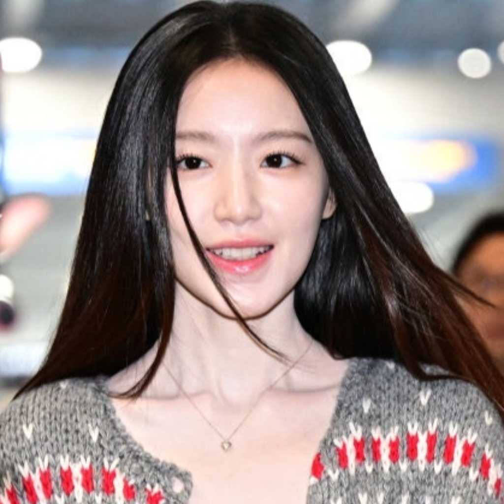 【PHOTO】i-dle シュファ、海外スケジュールのため出国…可愛らしい笑顔で挨拶