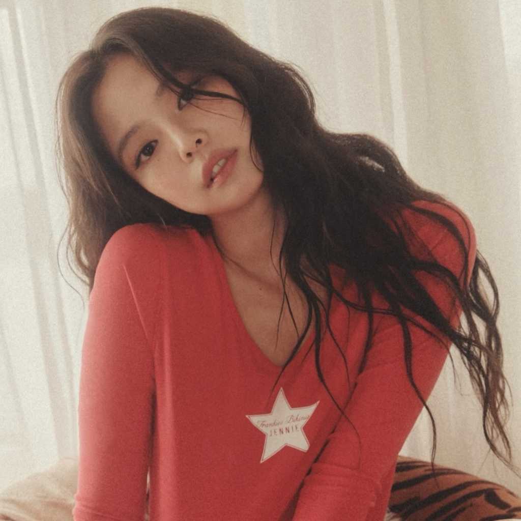 BLACKPINK ジェニー、自らデザインに参加！ビーチウェアブランドとコラボ…美しいグラビアも公開