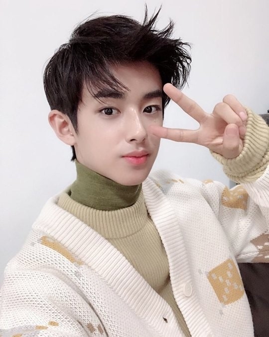 「PRODUCE X 101」出演キム・ミンギュ、まるで彫刻?抜群のビジュアルのセルフショットを公開 Kstyle