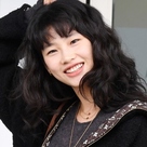 【PHOTO】チョン・ホヨン、ファッションウィークに参加するためフランスへ出国…キュートなパーマヘア（動画あり）