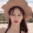 ミナ、本当に49歳！？セクシーな水着姿を披露…グラマラスな美ボディ