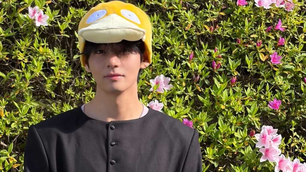 BTSのV、よみうりランドの「ポケパーク」を満喫！キャラクターの帽子姿＆可愛すぎる記念ショットが話題に