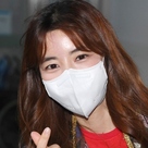 【PHOTO】キム・ギュリ、ラジオ番組の収録に参加…爽やかな笑顔＆指ハートで挨拶