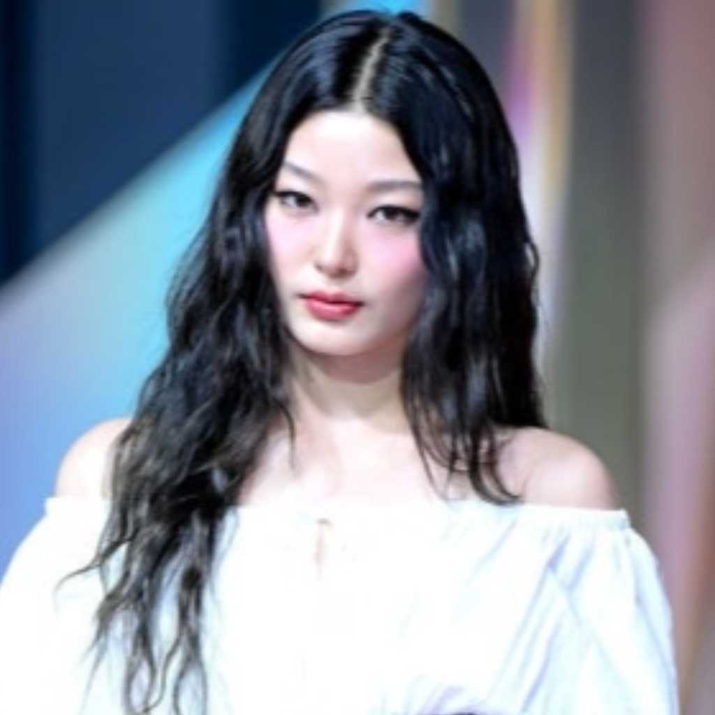 【PHOTO】KATSEYE ユンチェ「2025 SBS歌謡大典」レッドカーペットに登場