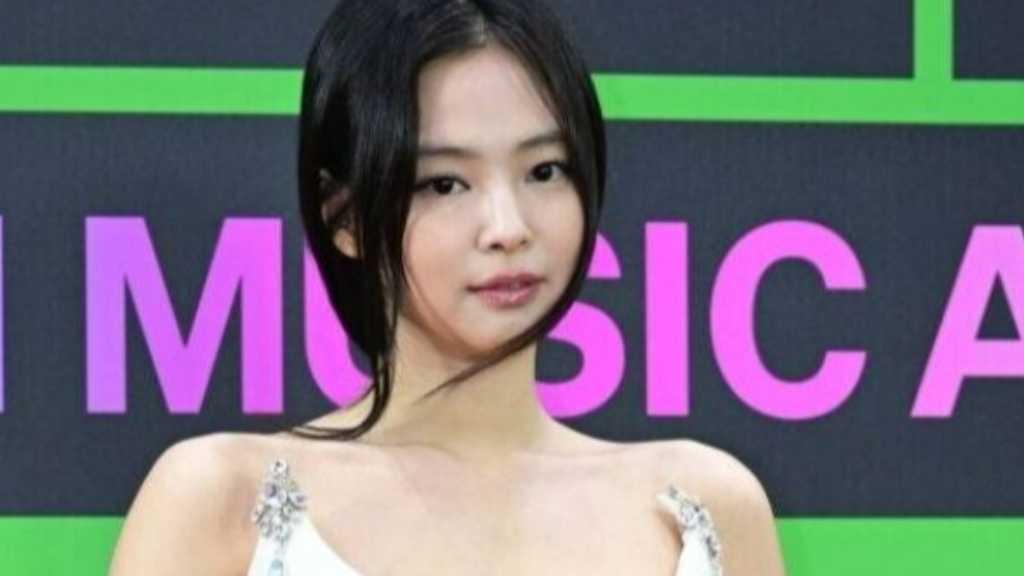 BLACKPINK ジェニー、写真展の収益&私財を合わせて約1000万円を寄付…JinuseanのSEANが感謝