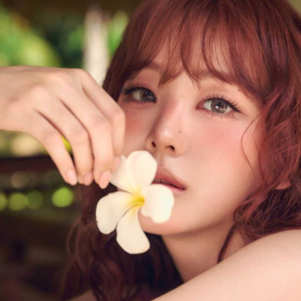 チョ・イヒョン、花をも霞ませる美しさ…バリ島でのグラビア写真