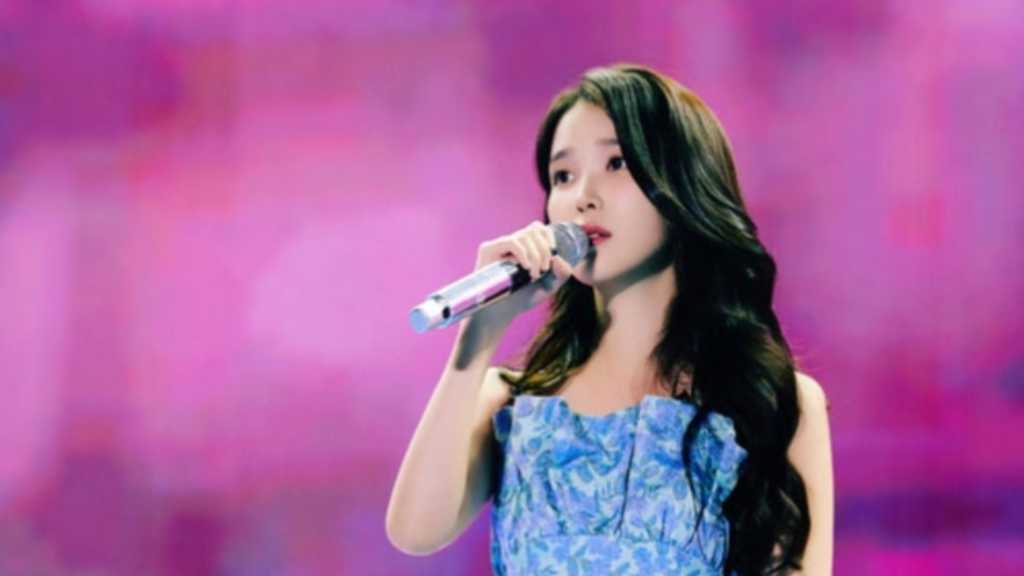 IU、デビュー17周年記念ファンミーティングで特別な瞬間を共有…豪華プレゼントも