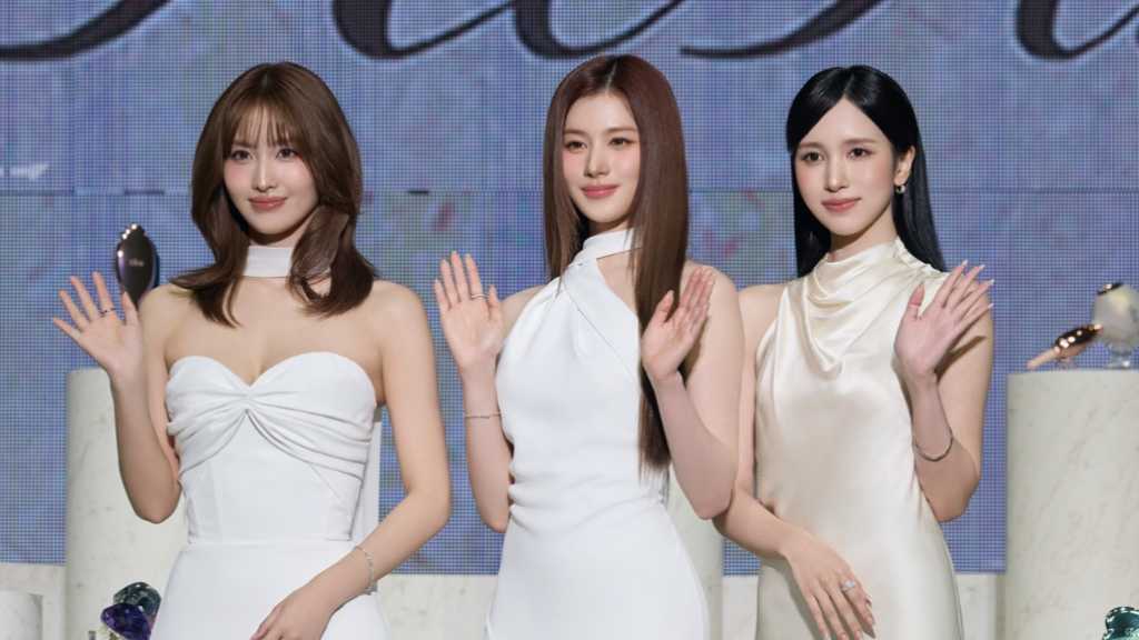 TWICEのユニットMISAMO、上品な白ドレスで登場！「ReFa」新製品発表会でお気に入りのアイテムを明かす