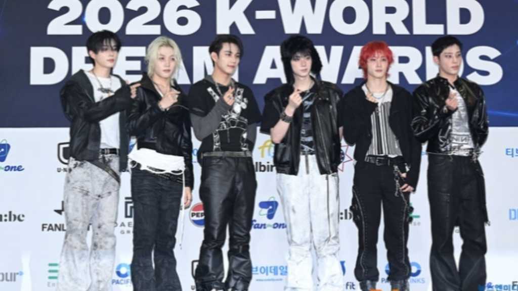 【PHOTO】P1HarmonyからAMPERS＆ONEまで「2026 K-WORLD DREAM AWARDS」ブルーカーペットに登場