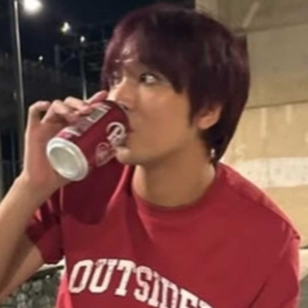 NCT ヘチャン、変装せずに夜の街中へ！ピザを食べる“彼氏風ショット”が話題