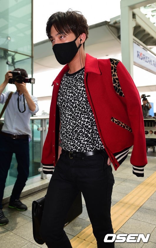 Photo Bigbangのg Dragon コレクション参加のためパリへ出国 視線を捉える赤ジャケット Kstyle