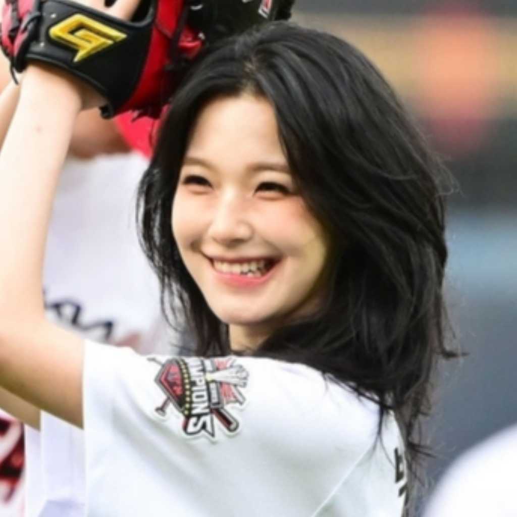 【PHOTO】fromis_9 ソン・ハヨン＆ペク・ジホン、始球・始打式に登場…キュートな笑顔