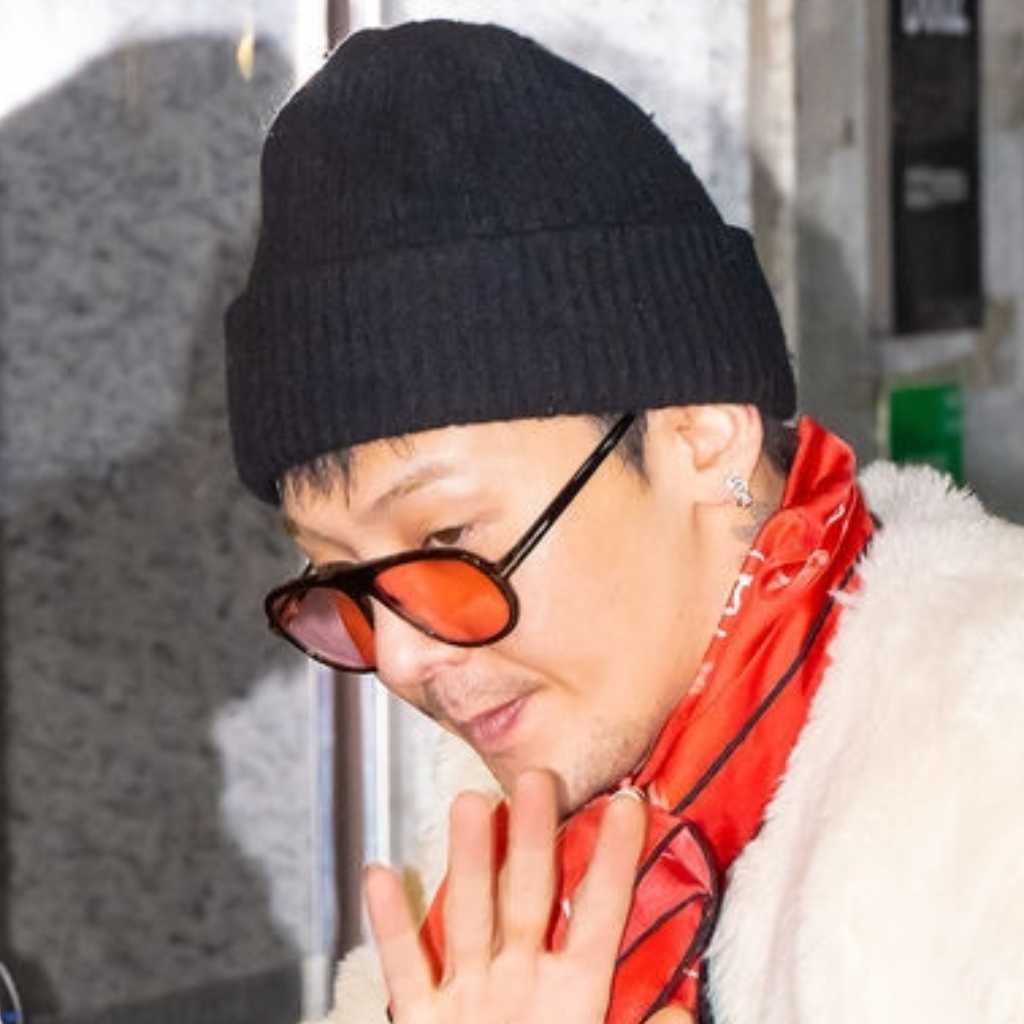 【PHOTO】G-DRAGON、ファンミーティングのため日本へ!華やかなコーデで登場