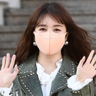 【PHOTO】ユン・ウネ、ラジオ番組の収録に参加…個性的なレザーコーデ