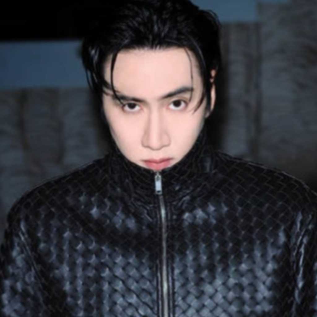 イ・グァンス、レトロな場所でクールな眼差しをアピール…ユニークな雰囲気のグラビア公開