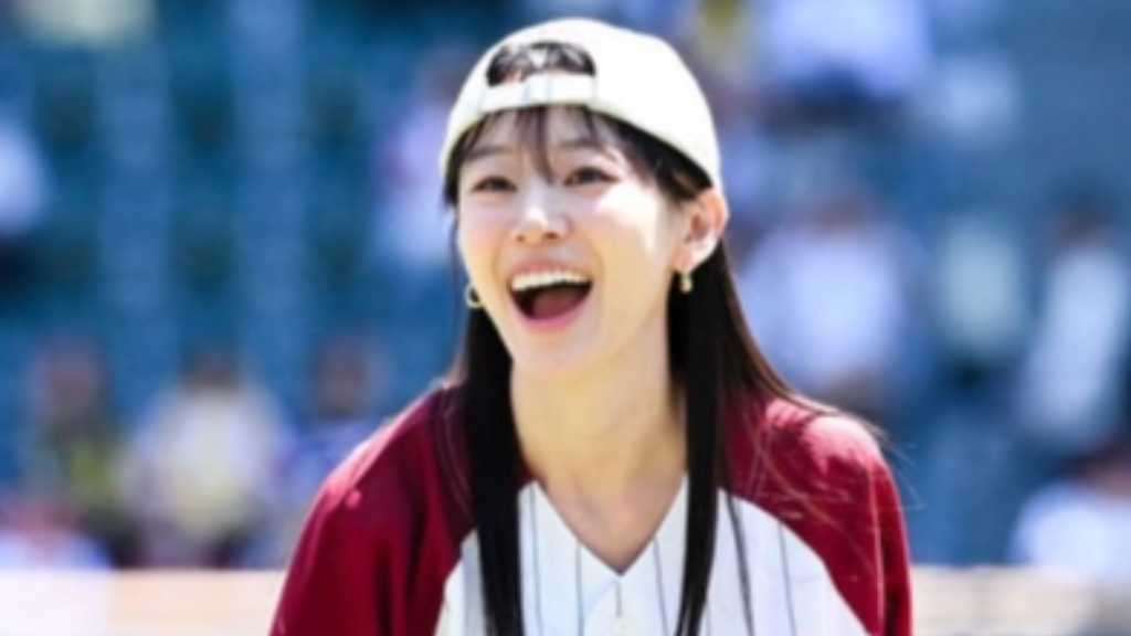 【PHOTO】イ・ジュミョン、始球式に登場…爽やかな笑顔