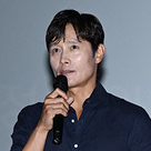 【PHOTO】イ・ビョンホン&キム・ドユンら、映画「コンクリート・ユートピア」舞台挨拶に出席