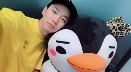 入隊中”2PM ジュノ、ペンギンの人形と一緒に…お茶目な近況写真を公開
