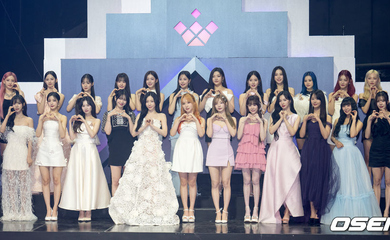 【PHOTO】少女時代 テヨンからAOA、LOVELYZメンバーまで…「QUEENDOM PUZZLE」生放送控えフォトウォールに出席