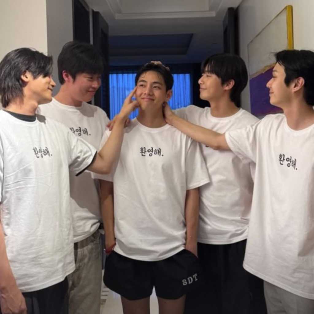 “ウガファミリー”BTSのVの除隊を祝福！パク・ソジュン＆チェ・ウシクらとの記念ショットを公開