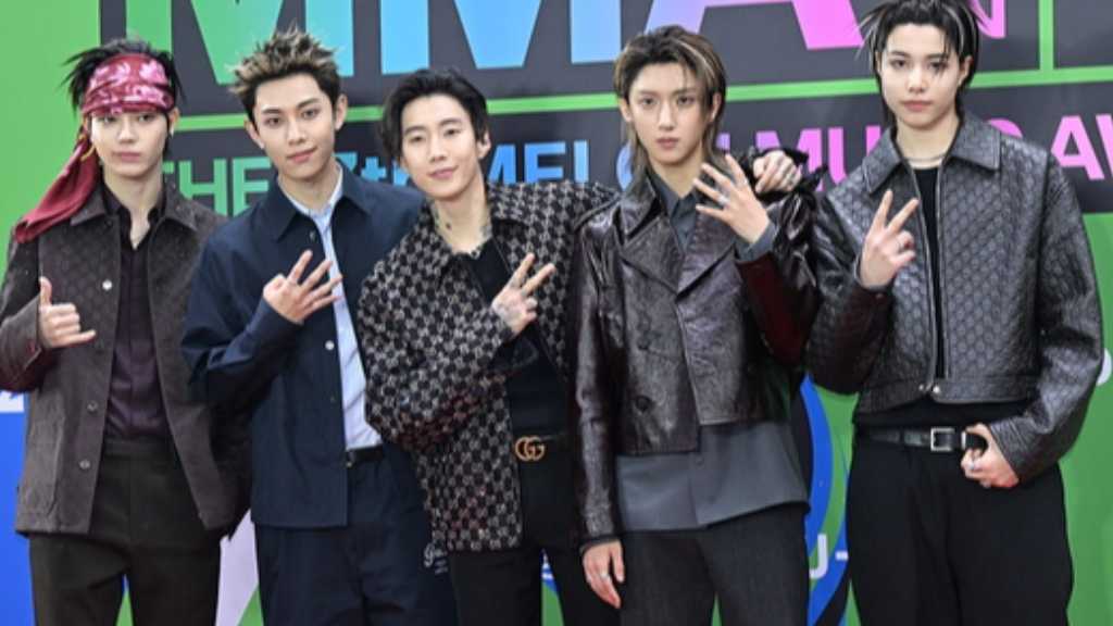 【PHOTO】パク・ジェボム&新人グループLNGSHOT「MMA 2025」レッドカーペットに登場