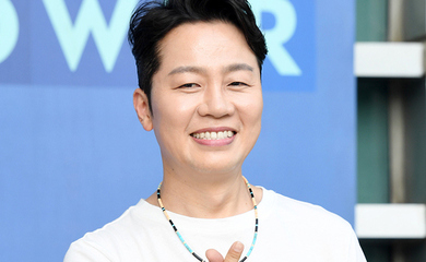 【PHOTO】Brown Eyed Soul ジョンヨプ、ラジオ出演のため放送局へ…爽やかな笑顔
