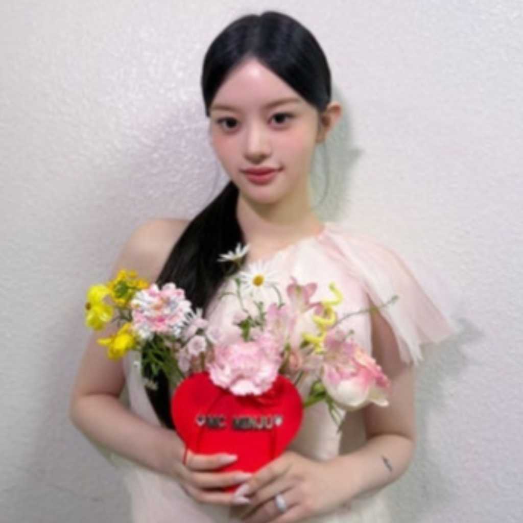 ILLIT ミンジュ、ムン・サンミンと共に「ミュージックバンク」MCを卒業…メンバーがサプライズ登場(動画あり)